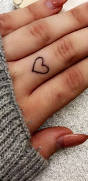 Darf man als Anwalt Tattoos auf der Hand Haben ? | GoStudent