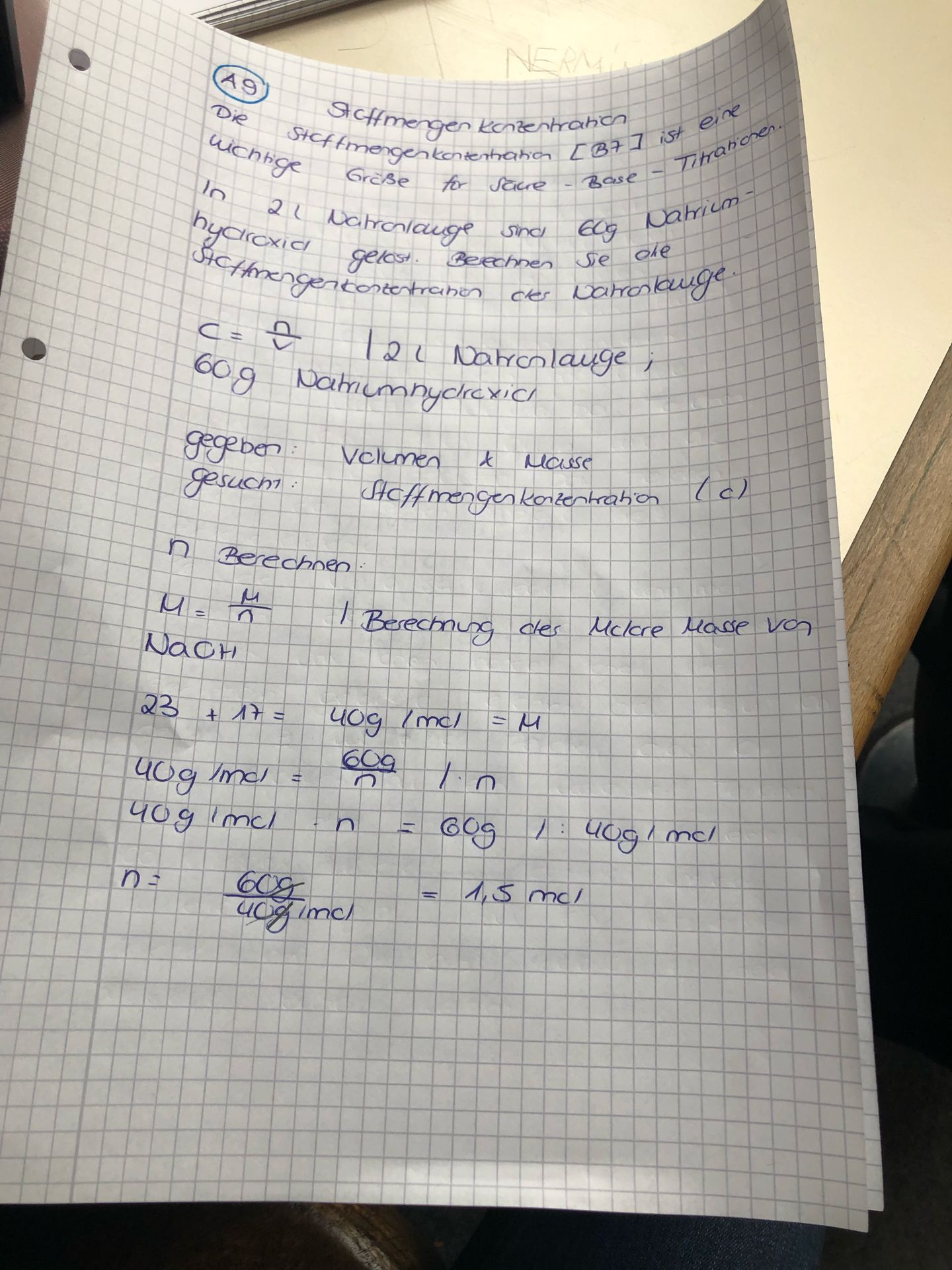 In2l Natronlauge sind 60g Natriumhydroxid gelöst ...